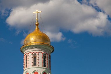 Moskova 'daki Kızıl Meydan' daki Kazan Kilisesi 'nin yaldızlı kubbesi..