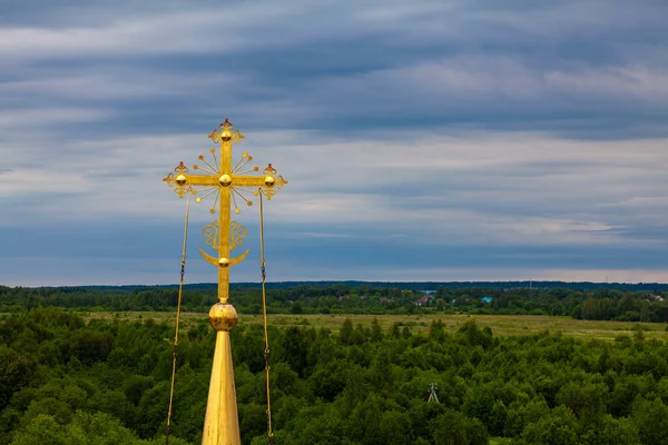 Позолоченный Православный Крест Фоне Облачного Неба — стоковое фото