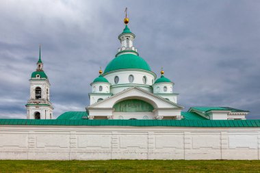 Büyük Rostov 'daki Spaso-Yakovlevsky Dimitriev Manastırı' nın kale duvarı. Yaroslavl bölgesi, Rusya.
