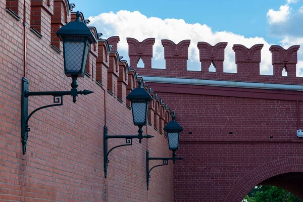 Три Фонаря Прикреплены Стене Московского Кремля — стоковое фото
