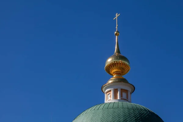 带有镀金十字架的东正教教堂图案式圆顶 — 图库照片