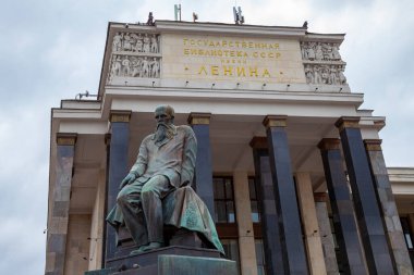 Moskova 'daki yazar Dostoyevski' nin anıtı. Binada Rusça bir yazı var, yani SSCB Devlet Kütüphanesi, Lenin 'den sonra isimlendirilmiş..