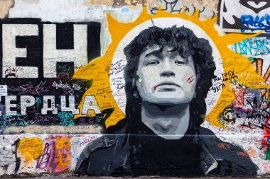 MOSCOW, RUSSIA - 29 Haziran 2021: Eski Arbat 'ta Viktor Tsoi anısına duvarın bir parçası.