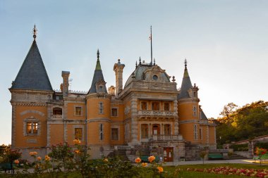 Yukarı Massandra 'daki Massandra Sarayı, Kırım' ın güney kıyısında..