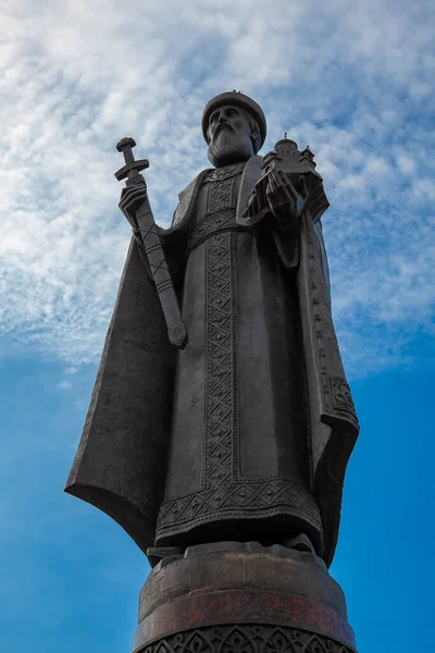 모스크바의 다니엘 왕자에게 바치는 기념물 위에는 모스크바의 니엘을 의미하는 — 스톡 사진