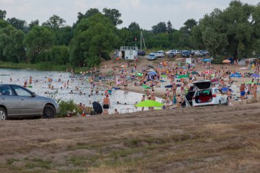 MOSCOW, RUSSIA - 17 Temmuz 2021: Şehir sakinleri bir rezervuarın kıyısındaki sıcaktan kaçtılar
