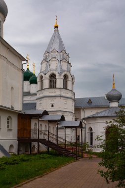 Rusya 'nın Pereslavl Zalessky kentindeki Nikitsky Manastırı' nın çan kulesi.