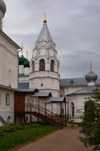 Rusya 'nın Pereslavl Zalessky kentindeki Nikitsky Manastırı' nın çan kulesi.
