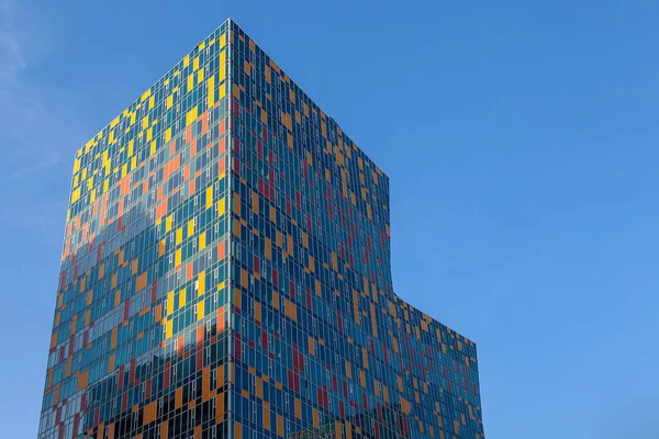 Modern Gebouw Met Veelkleurig Glas Een Blauwe Hemel Achtergrond — Stockfoto