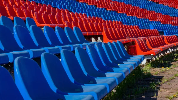 旧競技場の赤と青のプラスチックシート — ストック写真