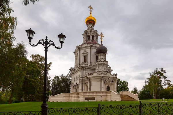 Trinity-Lykovo 'daki Trinity Kilisesi. Moskova, Rusya
