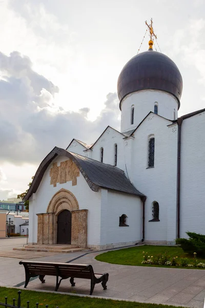 Rusya, Moskova 'da Bolshaya Ordynka' daki Martha-Mariinsky manastırındaki Bakire Şefaat Kilisesi.