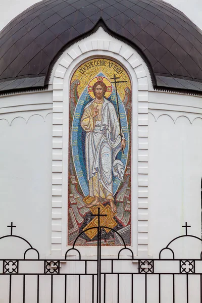Icône en mosaïque représentant un archange. L'icône porte une inscription en slave de la Vieille Église, traduite en anglais : RESURRECTED CHRIST — Photo