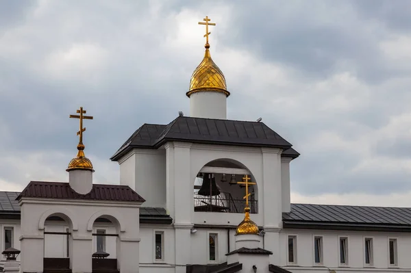 Gyllene Kupoler Och Kors Den Ortodoxa Kyrkan Mot Bakgrund Den — Stockfoto