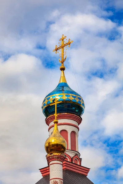 曇った空を背景に正教会の絵のような多色のドーム — ストック写真