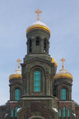 Rusya Federasyonu Silahlı Kuvvetleri Tapınağı 'nın altın kubbeleri ve haçları.