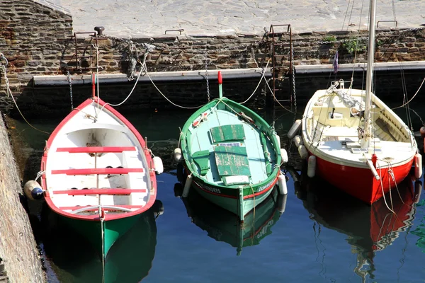 三只小船在码头 — 图库照片
