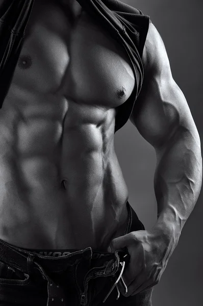 Image en noir et blanc d'un torse masculin musclé — Photo