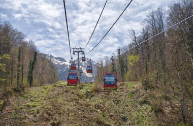 Dağ manzarası, teleferik. Kayak merkezi. Spor tatili. 