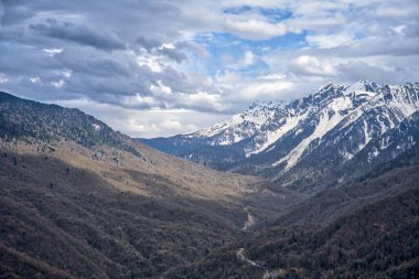 Dağlı karlı zirveler bulutlarda. Turist rotaları. Ekstrem turizm, ekstrem spor. Zirveye tırmanıyorum.