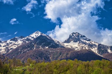 Dağ manzarası. Dağların tepesinde. Ekstrem turizm. Zirveye tırmanıyorum.