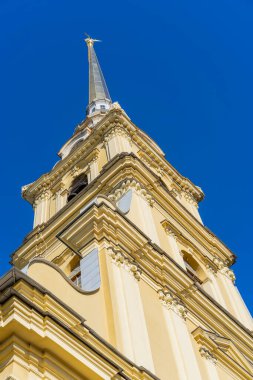 Peter ve Paul Kalesi, çan kulesinin ana binası. Saint Petersburg, Rusya 'da popüler bir turizm beldesi. Rus İmparatoru Büyük Peter tarafından kuruldu..