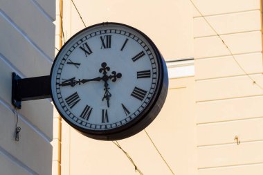 Evin duvarındaki sokak saati. Roma rakamlarıyla klasik arama.