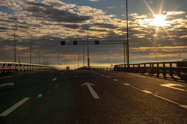Şafakta otoyol. Sabahları otoban. Yol işaretleri.
