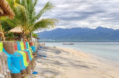 Endonezya 'nın gelgit adası. Gili Air 03.01.2017. Feribot iskelesinin yakınında..