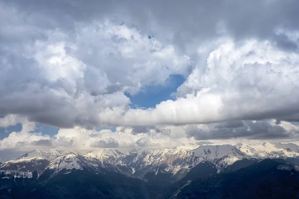 Schneebedeckte Berggipfel Den Wolken Touristische Routen Extremtourismus Extremsport Gipfel Erklimmen — Stockfoto