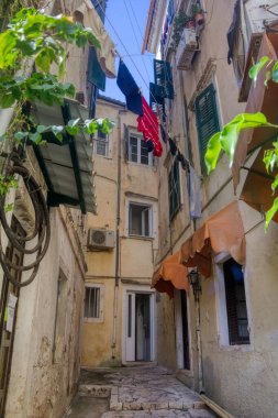 Korfu adası. Kadim mimari, Kerkyra şehrinin sokakları. Yaz manzarası.