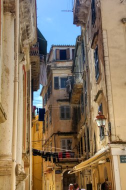 Korfu adası. Kadim mimari, Kerkyra şehrinin sokakları. Yaz manzarası.