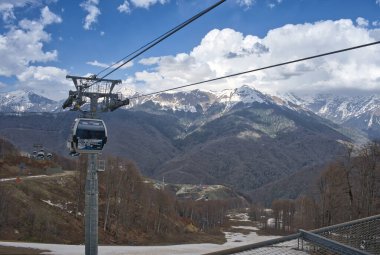 Rosa Khutor Sochi Rusya 29.04.2021 Turizm merkezi, kablo kamarası, sporcuları ve turistleri dağların zirvesine çıkarmak için.