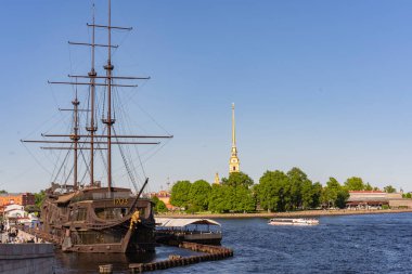 Uçan Hollandalı restoranı. Şehrin fırkateyn dekorasyonu. Mytninskaya Embankment 'ın cazibesi. Rusya Saint Petersburg 29.05.2021 Saat 19.00