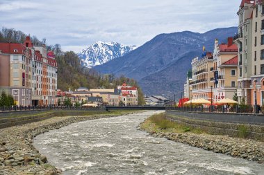                                Rosa Khutor, Mzymta Nehri. Kayak merkezi. Rusya Soçi Krasnaya polyana. 25 / 04 / 2021 Sabah 11: 40