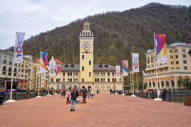                            Rosa Khutor, Mzymta Nehri. Belediye binası, ana meydan. Kayak merkezi. Rusya Soçi Krasnaya polyana. 25 / 04 / 2021 Sabah 10: 50     