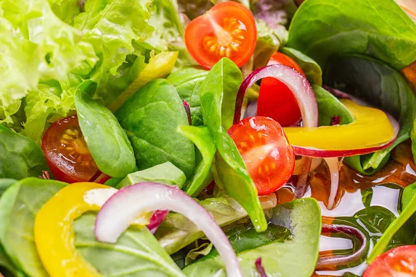 Insalata Verdure Olio Oliva Primo Piano Cibo Sano Verdure Fresche — Foto Stock