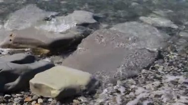 Deniz meltemi. Karadeniz, yüksek gelgit. Deniz suyu sakin ve sakindir..