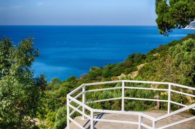 Deniz manzarası, gözlem güvertesi. Yaz panoraması. Düşünmek için bir yer. Sakin deniz.