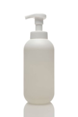 Beyaz arka planda izole edilmiş sıvı sabun. Kozmetik ürün şişesi.