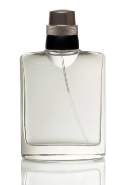 Erkekler için parfüm dolu cam şişe. Beyaz bir arkaplanda izole edilmiş