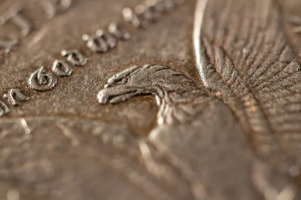 アメリカの銀ドル アメリカコイン1902イーグルの頭と翼 マクロ写真 — ストック写真