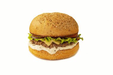 Beyaz arka planda hazır ve lezzetli bir hamburger. Afiyet olsun. Fast food. Seçici odak.