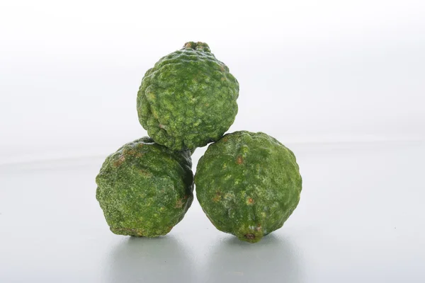 Fruta bergamota isolada sobre fundo branco . — Fotografia de Stock