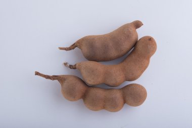 Tamarind beyaz arkaplanda izole edildi.