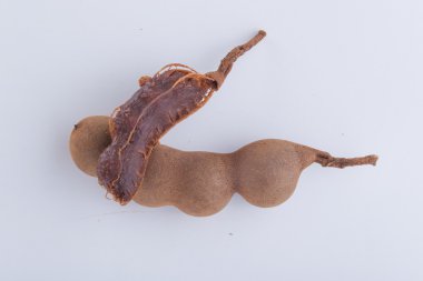 Beyaz arka plan üzerinde yemek için tatlı demirhindi