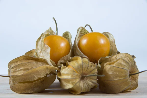 Cape gooseberry di atas meja kayu . — Stok Foto