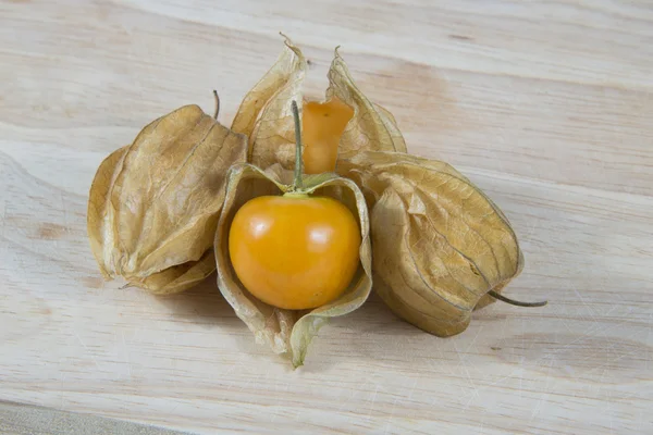 Morango dourado (Physalis) em uma madeira — Fotografia de Stock