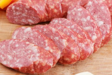 Doğrama kurulu üzerinde sosis dilimli