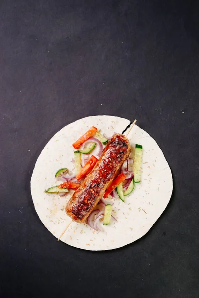 Grillezett Lula Kebab Pita Kenyéren Zöldségekkel Sötét Alapon — Stock Fotó